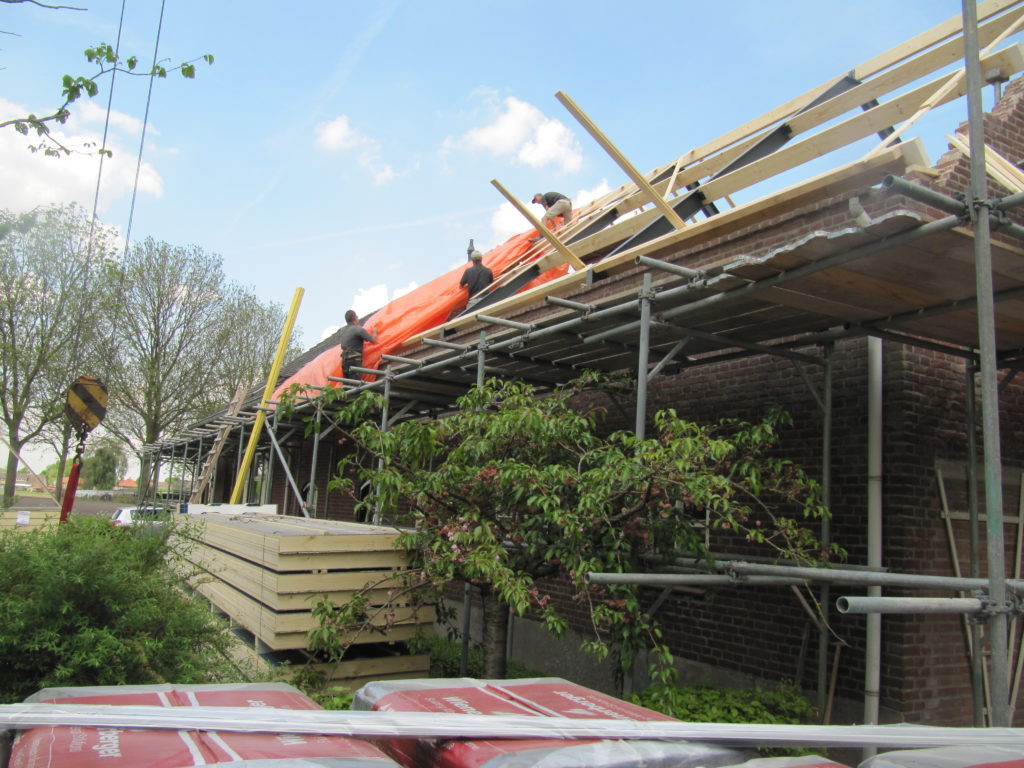 Foto bouw dak woonboerderij Oploo